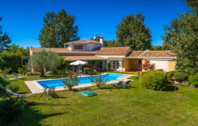Beautiful Villa Chantilly with pool in Visnjan